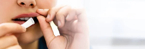 Vrouw Kauwen Nat Vochtig Nicotine Tabak Snus Product — Stockfoto