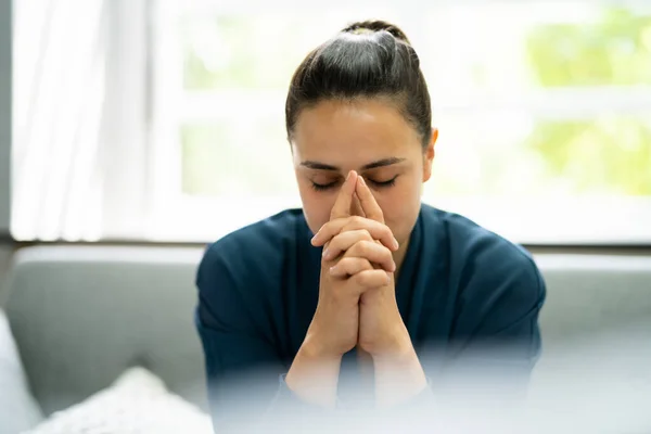 Oração Cristã Mulher Orando Buscando Deus — Fotografia de Stock