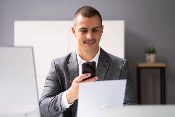 Depósito Cheque Remoto Tomando Fotos Con Teléfono Móvil — Foto de Stock