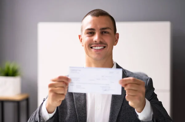 Black Business Man Håller Lön Check Eller Lönecheck — Stockfoto