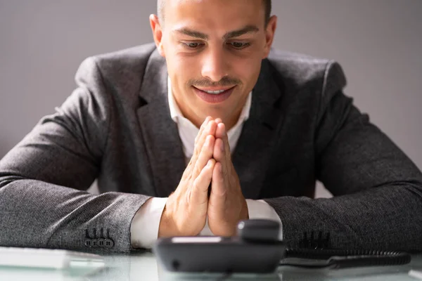 Empresario Esperando Una Llamada Telefónica Hombre Orante Cargo — Foto de Stock