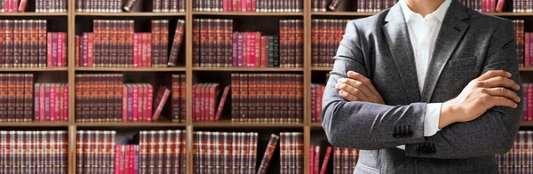 Jeune Avocat Avocat Dans Salle Audience Avec Des Livres — Photo