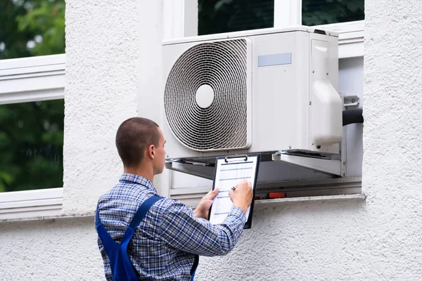 Controle Van Overeenstemming Van Het Airconditioningstoestel Met Controleur Buiten — Stockfoto