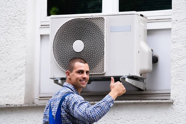 Technicus Schoonmaken Repareren Van Airconditioningstoestel Onderhoud Van Eenheid — Stockfoto