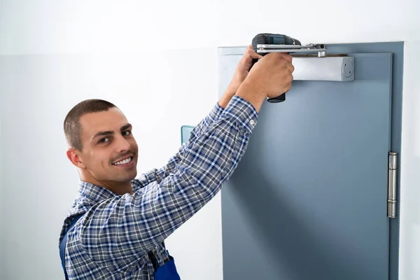 Handwerker Installieren Und Reparieren Automatische Türschließer Wartung Und Service — Stockfoto