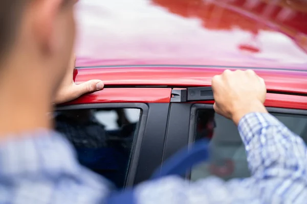 Serrurier Utilisant Outil Wedge Pour Ouvrir Porte Verrouillée Véhicule — Photo