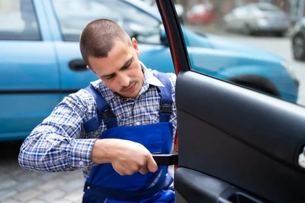 Car Mechanic Removing Door Panel Repair Service — Stock Photo, Image