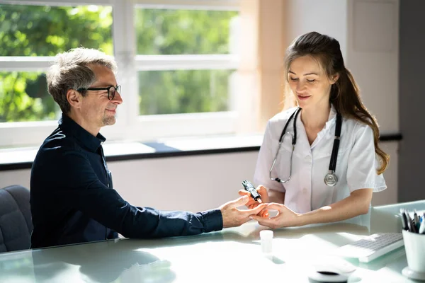 Diabetes Açúcar Sangue Verifique Para Homem Pelo Médico — Fotografia de Stock