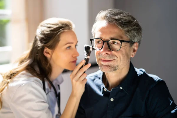 Otorrinolaringología Ear Check Usando Otoscopio Médico Examinando Paciente —  Fotos de Stock