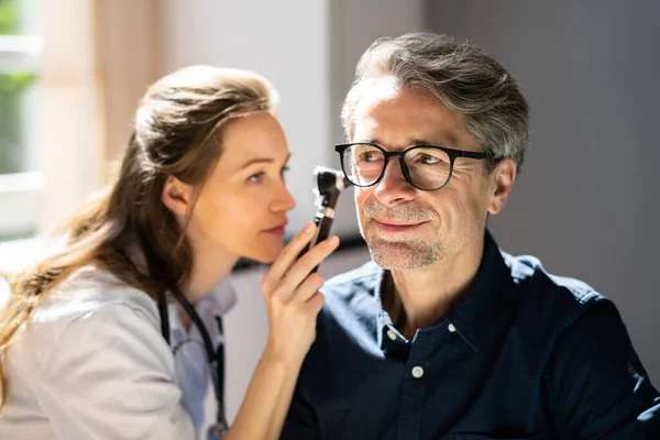 Otorrinolaringologia Verificação Orelha Usando Otoscópio Paciente Examinando Médico — Fotografia de Stock