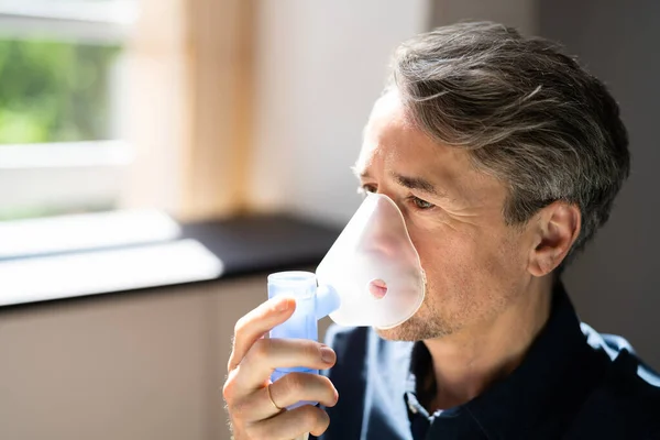 Máscara Oxigénio Para Doença Pulmonar Fibrose Homem Inalar — Fotografia de Stock