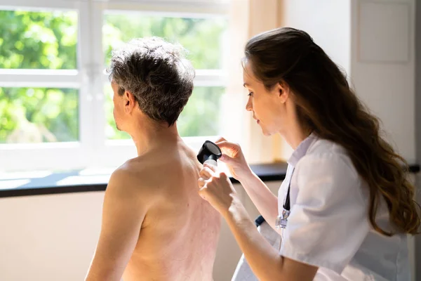 Dermatolog Cilt Alerjisi Pigment Sorunlarını Kontrol Ediyor — Stok fotoğraf