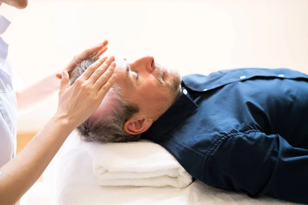 Reiki Therapy Alternative Healing Massage Man — Stock Photo, Image