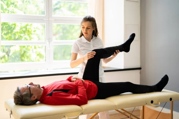 Physiotherapist Knee Treatment Physical Therapy Old Man — Stock Photo, Image