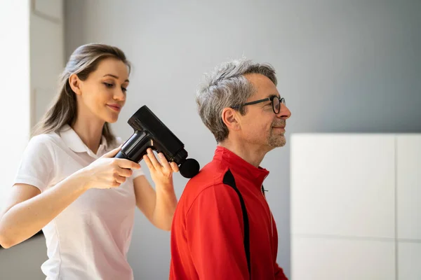 Masaje Pistola Hombros Recuperación Terapia Usando Máquina — Foto de Stock