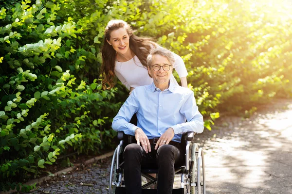老年人老年病人在外面护理 坐在轮椅上的老年人 — 图库照片