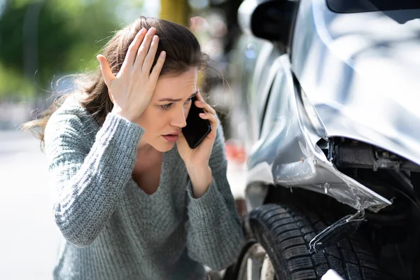 Woman Talking Reliable Car Mechanic Breakdown Crash — Stock Photo, Image