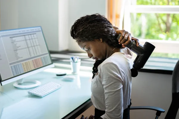 Afro Americano Mulher Usando Elétrico Massagem Arma Máquina Para Dor — Fotografia de Stock