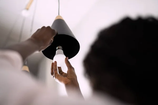 電気Led電球が家で光を変える — ストック写真