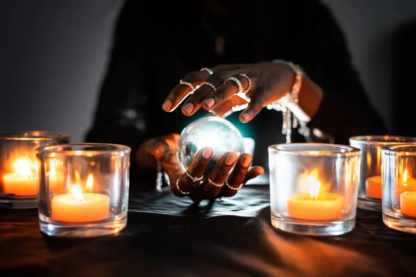 Fortune Teller Predice Futuro Usando Bola Cristal — Foto de Stock