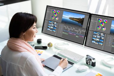 Genç Bayan Editör Ofisteki Bilgisayarda Video Düzenleme