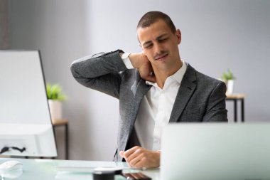 Bilgisayar sandalyesinde omuz ağrısı. Ergonomik Duruş