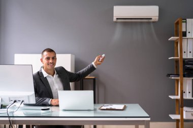 Ofiste Klimalı İşadamı