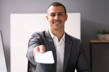 Siyah İşadamı maaş çekini ya da maaş çekini elinde tutuyor