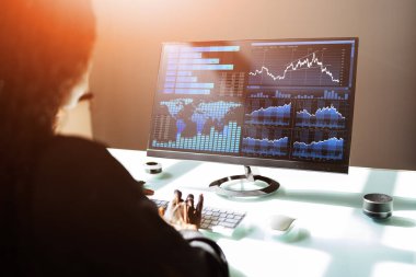 Finansal Analiz Grafikleriyle KPI Kontrol Paneli kullanan Afrikalı Danışman