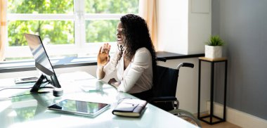 Video Konferansında Tekerlekli Sandalyede El Sallayan Engelli Kadın