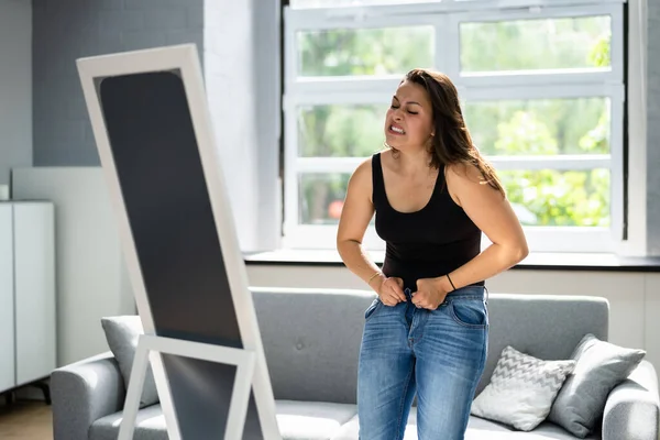 Mulher Lutando Com Jeans Apertados Ganho Peso — Fotografia de Stock