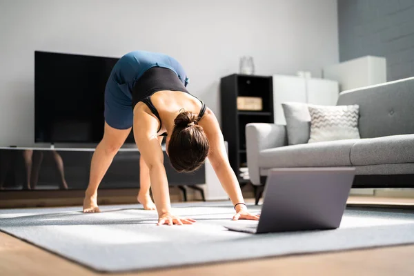 Online Yoga Workout Στο Σαλόνι Γυναικείες Τάξεις Και Ασκήσεις — Φωτογραφία Αρχείου