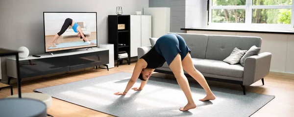 Treino Yoga Online Sala Estar Aulas Exercícios Para Mulheres — Fotografia de Stock