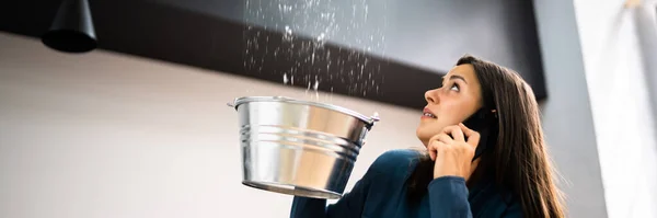 Daños Techo Fuga Agua Casa Llamando Fontanero — Foto de Stock