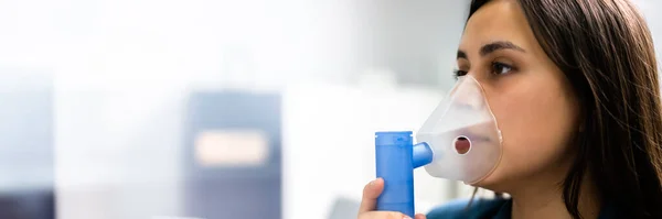 Asma Paziente Respirazione Utilizzando Maschera All Ossigeno Nebulizzatore Bpco — Foto Stock