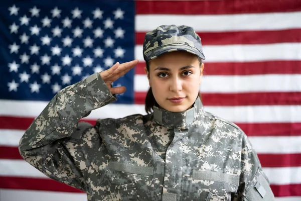 Usa Armé Soldat Veteran Porträtt Mot Flagga — Stockfoto