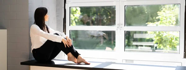 窓の近くで休んでいる美しい女性の女の子 若者のライフスタイル — ストック写真