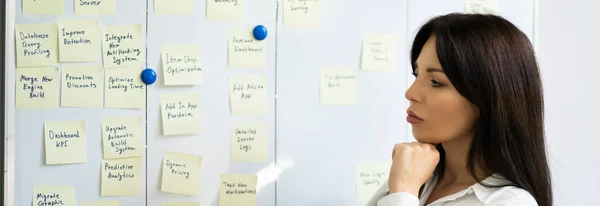 Project Manager Using Kanban Methodology Scrum Board Whiteboard — Stock Photo, Image