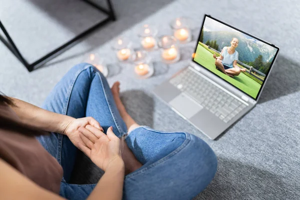 Yoga Online Chamada Vídeo Tela Computador Portátil — Fotografia de Stock