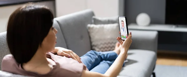 Mulher Grávida Usando Videochamada Line Com Médico Telefone Móvel — Fotografia de Stock