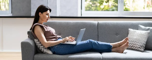Frauen Surfen Internet Und Kaufen Laptop Ein — Stockfoto