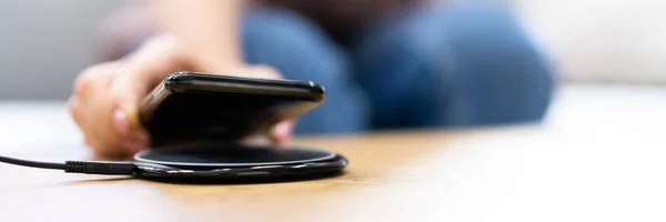Vezeték Nélküli Telefon Töltő Használja Okostelefon Töltés — Stock Fotó
