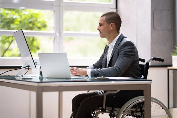 Behinderter Geschäftsmann Mit Laptop Büro — Stockfoto
