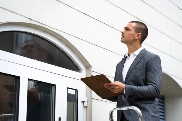 Real Estate Property Appraisal Man Inspecting House — Stock Photo, Image