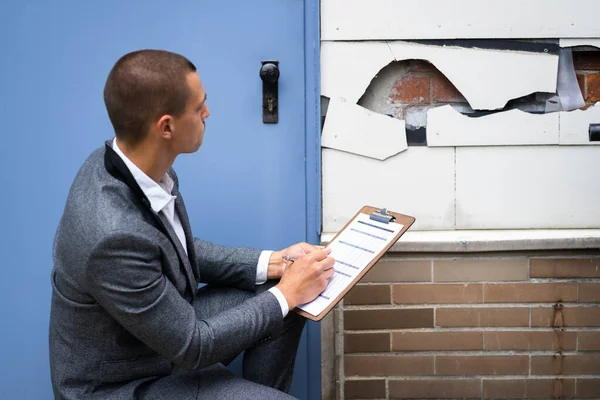 Valoración Propiedades Inmobiliarias Hombre Inspeccionando Casa —  Fotos de Stock