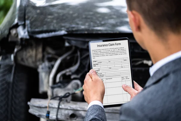 Versicherungsvertreter Inspiziert Beschädigtes Auto Mit Digitalem Tablet — Stockfoto