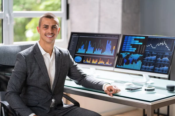 Analyst Man Using Business Data Analytics Dashboard — Stock Photo, Image