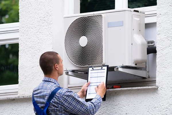 Controle Van Overeenstemming Van Het Airconditioningstoestel Met Controleur Buiten — Stockfoto