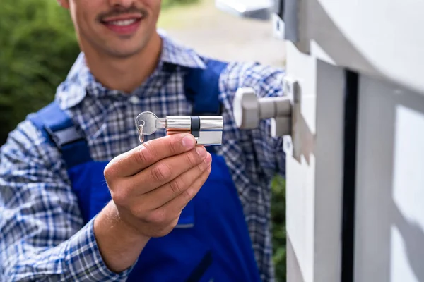 Locksmith Lock Door Repair Worker Changing Cylinder — Stock Photo, Image