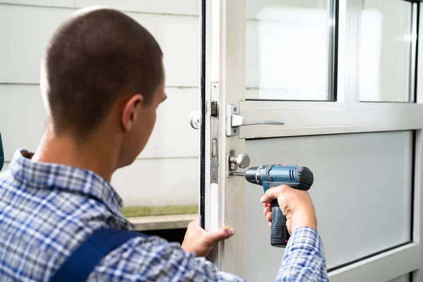 Reparación Puerta Con Cerradura Cilindro Cambio Trabajador — Foto de Stock